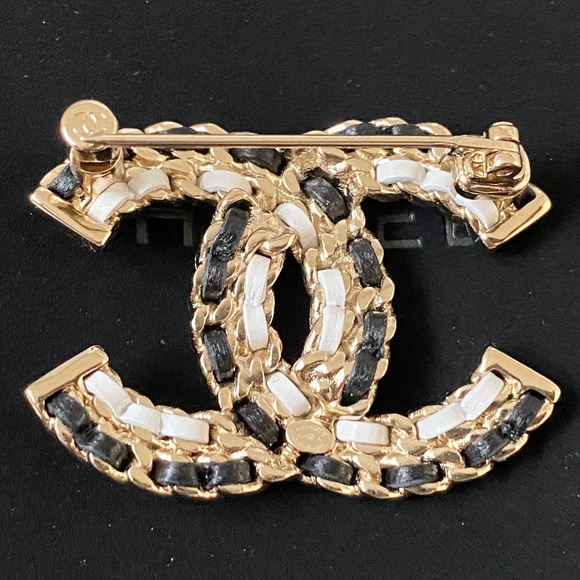 CHANEL 2022A GOLDEN TONE CC LOGO WHITE AND BLACK LEATHER SMALL BROOCH PIN CHARM - Picture 9 of 14